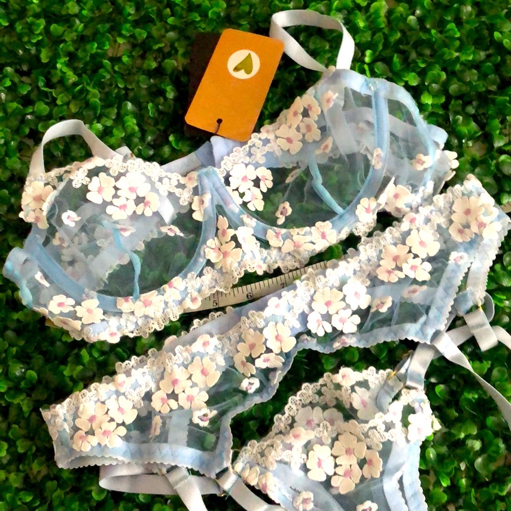 Women’s m 34c floral appliqué lace set garter panties and bra NWT BLUE